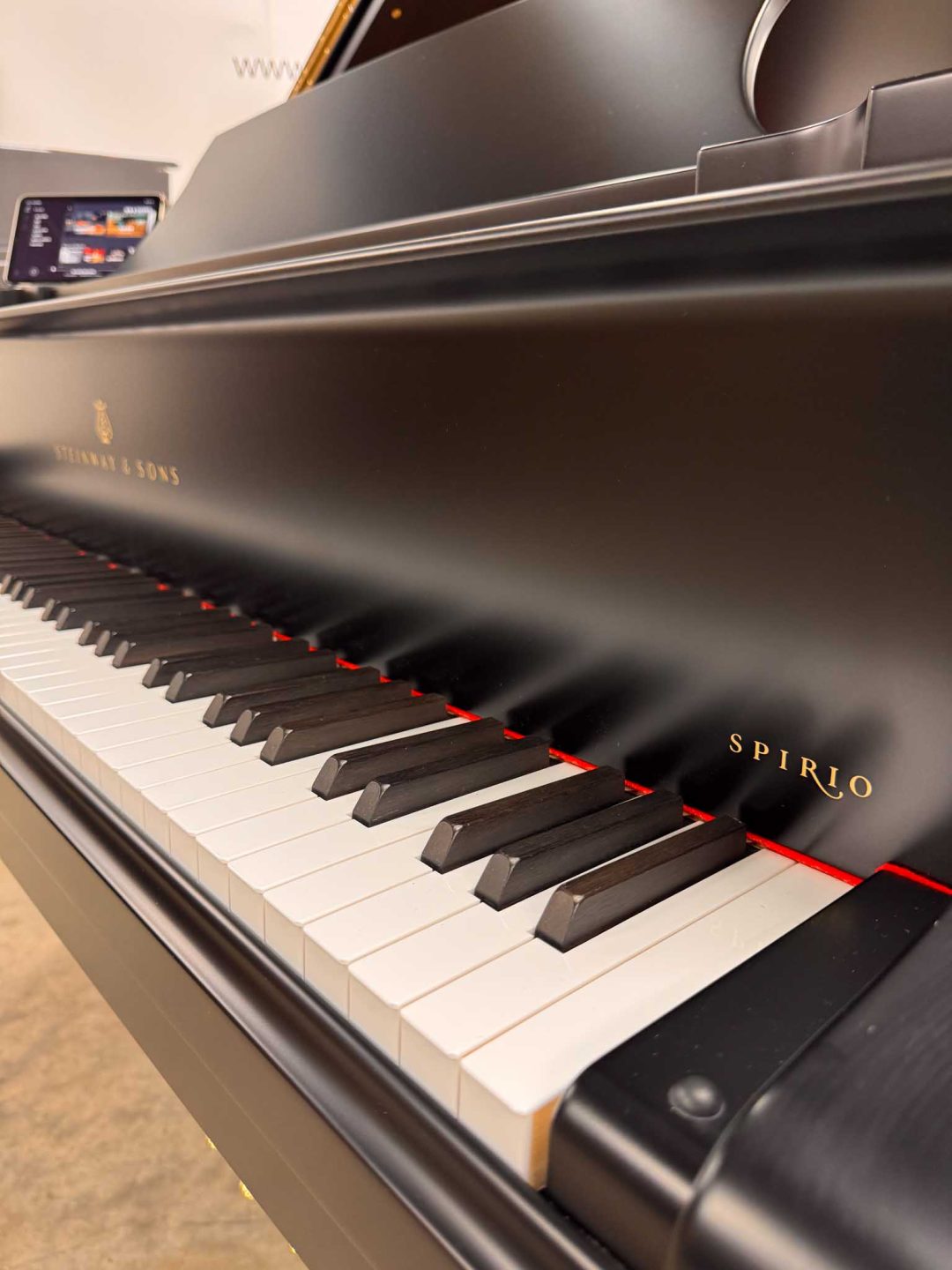 Steinway Model B vleugel met Spirio-logo.